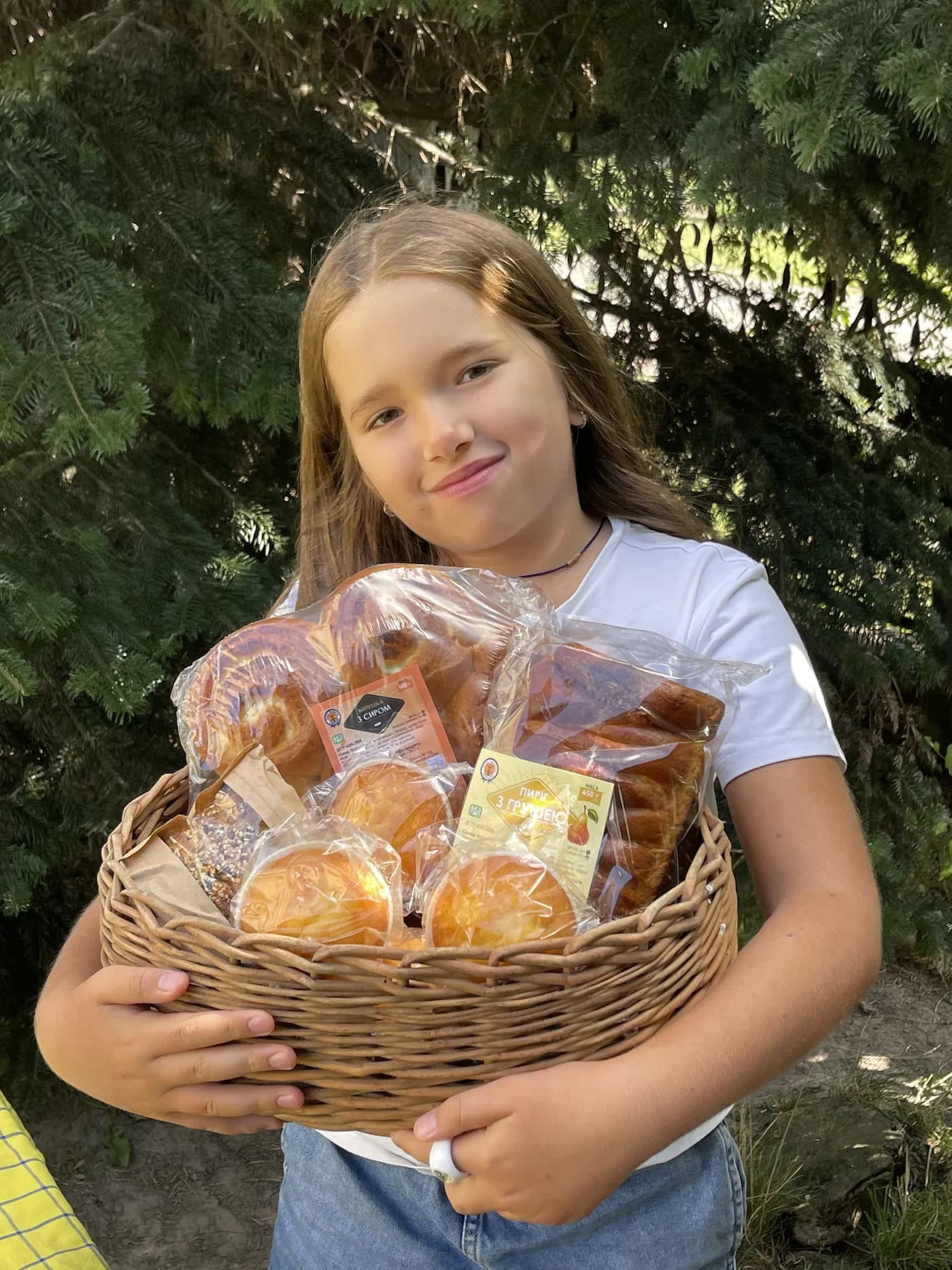 Дівчинка з кошиком свіжої випічки